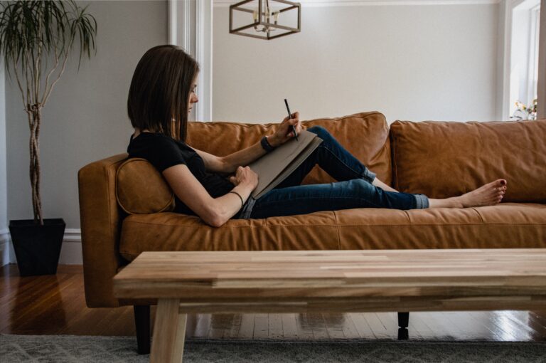 Introductory and community-building discussions in online courses